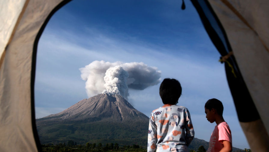 В Индонезии произошло мощное извержение вулкана Руанг